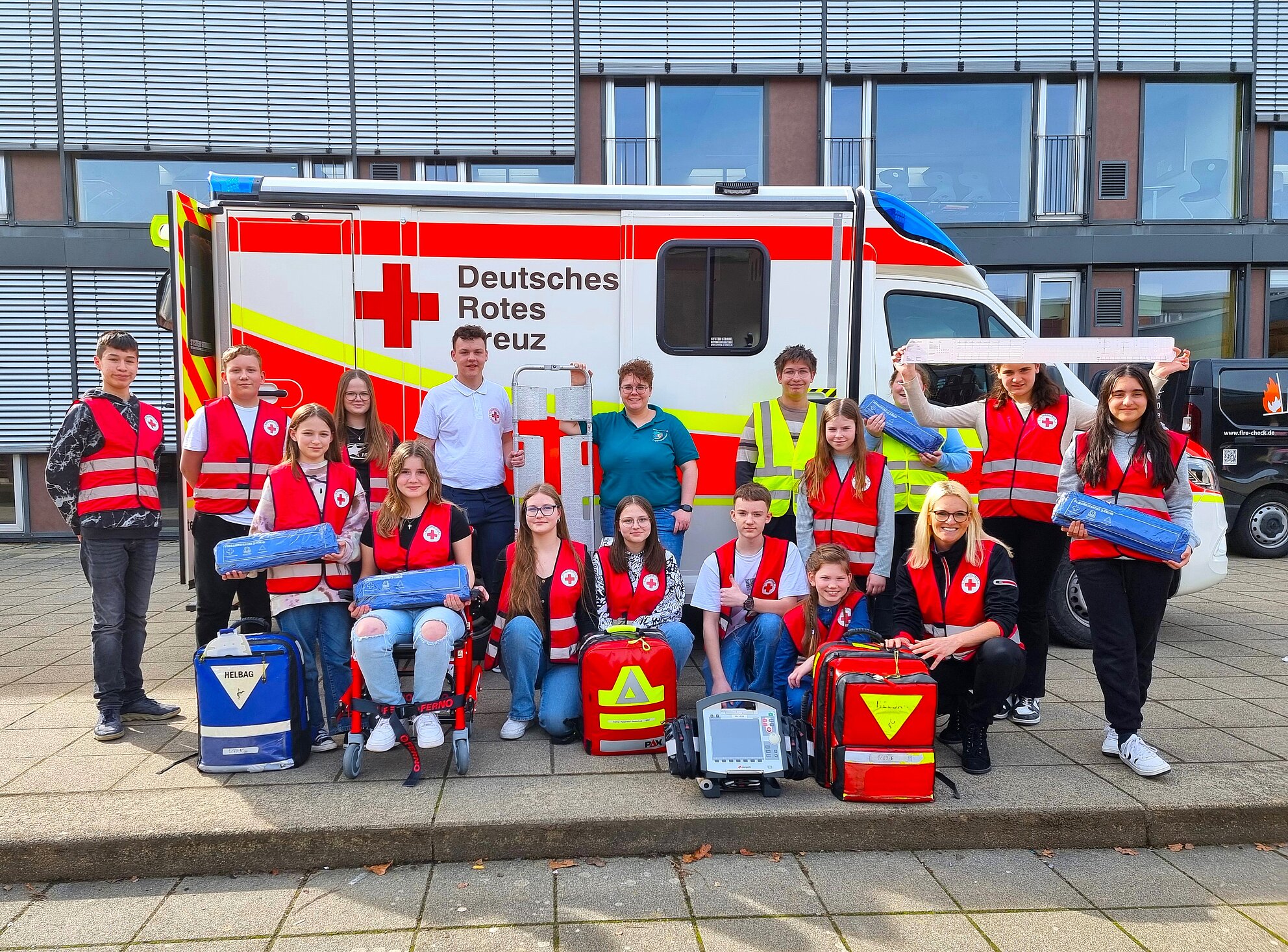 Schulsanitätsdienst vor Rettungswagen