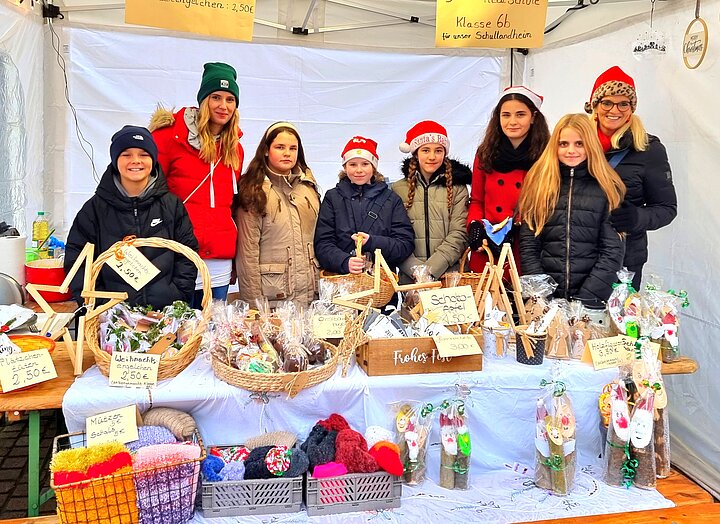 Schüler der Selma-Rosenfeld-Realschule auf dem Weihnachtsmarkt