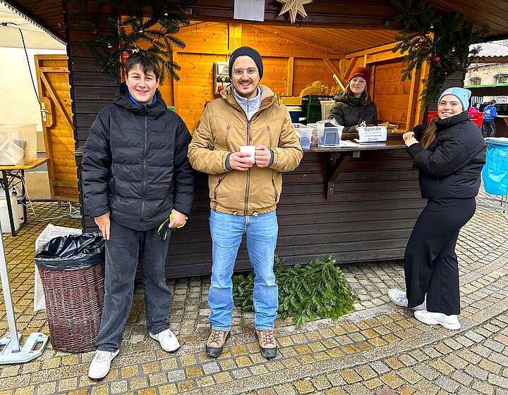 Schüler der Selma-Rosenfeld-Realschule auf dem Weihnachtsmarkt