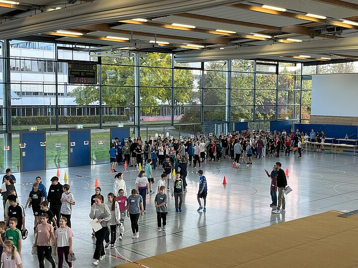 Zahlreiche Schüler in der Sporthalle