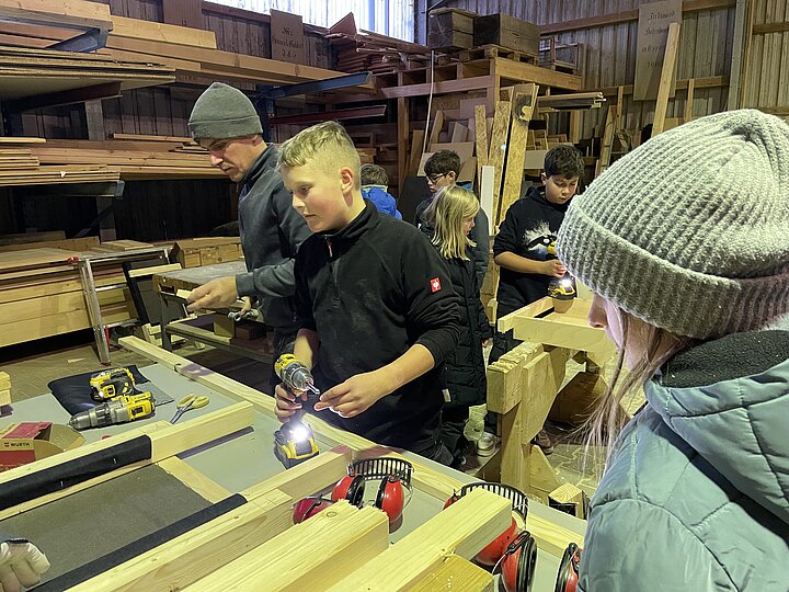 Schüler am Holzwerkeln