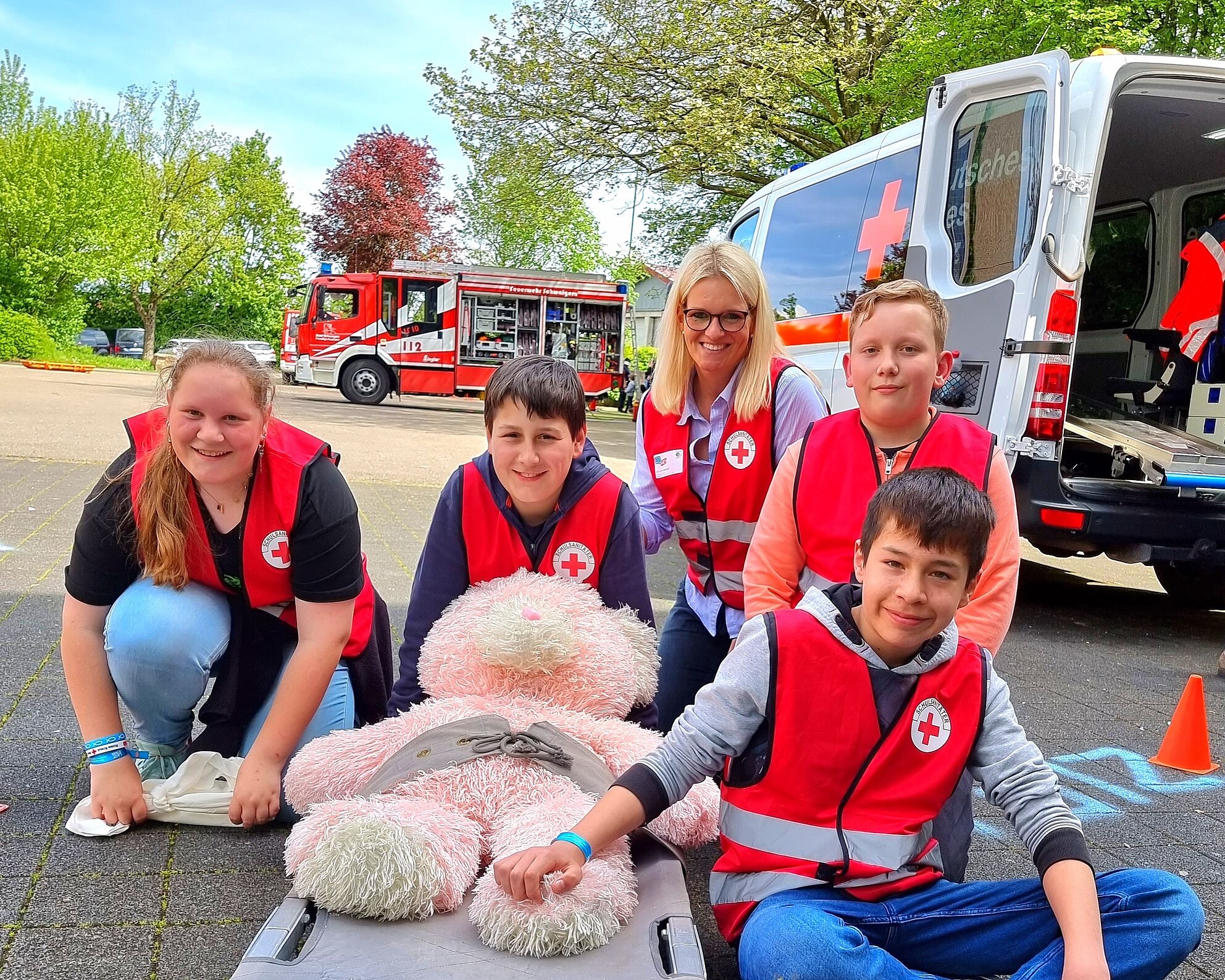 Schulsanitätsdienst verarztet Teddybär